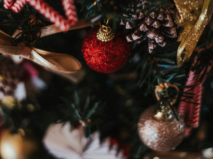 Artificial Christmas Wreaths for a Cozy Lodge During Ski Season